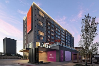 lively hotel on oak oklahoma city tapestry by hilton