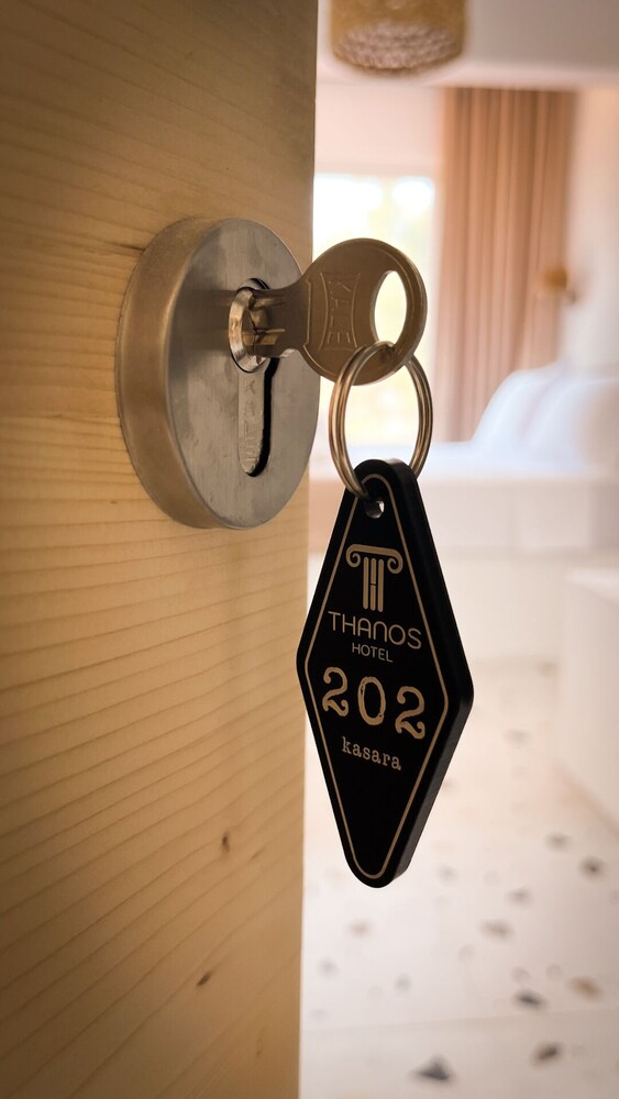 thanos hotel