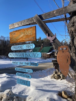 The Hummingbird Center,218 Streeter Woods Rd,2 star