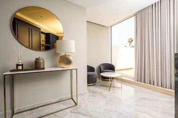 xvi suites