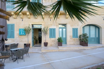 xvi suites
