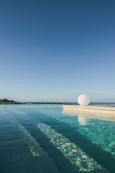 xvi suites