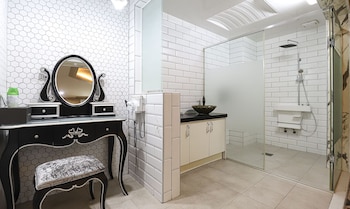 tiffany self check in hotel