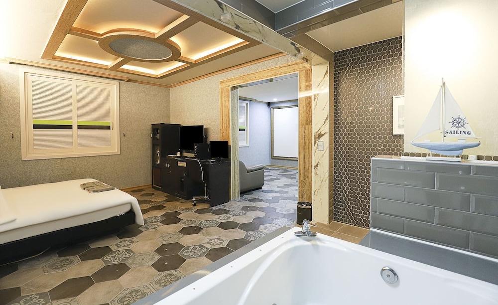 tiffany self check in hotel