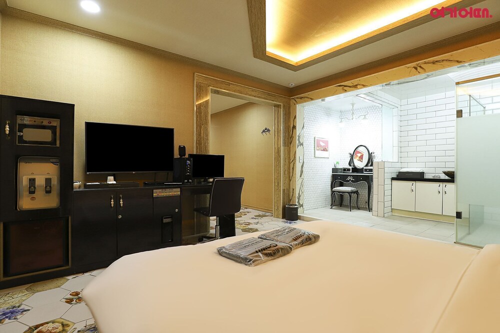 tiffany self check in hotel