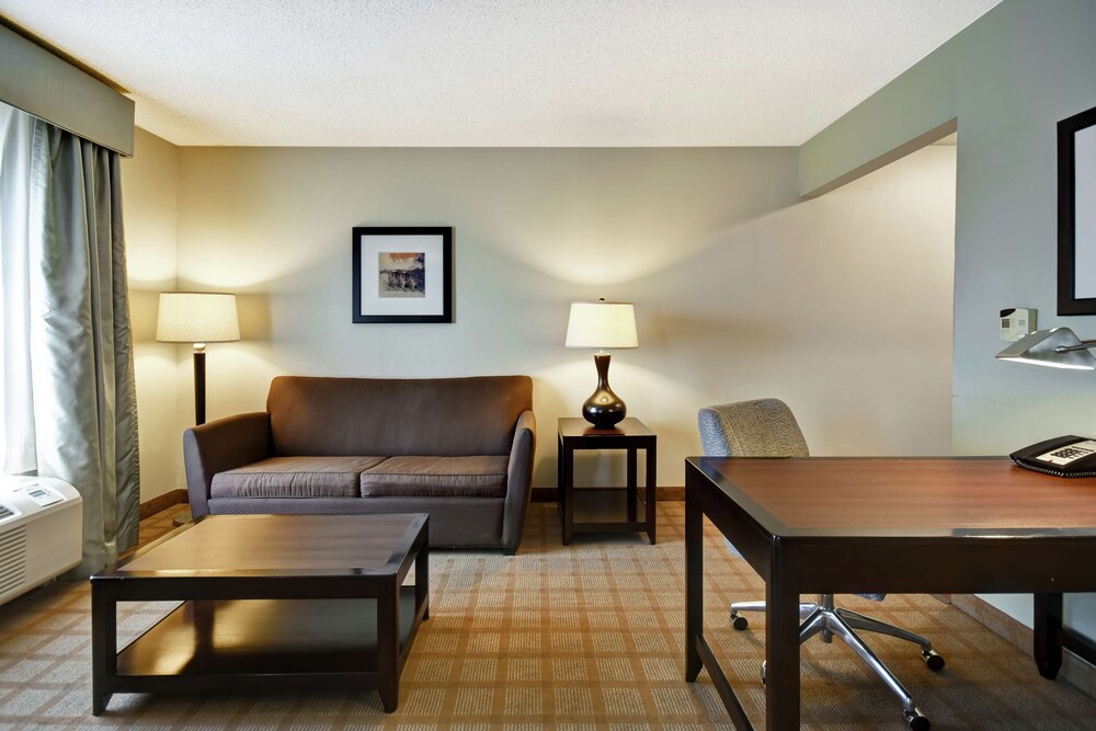 hampton inn and suites detroit canton