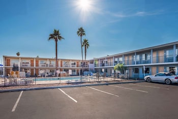 econo lodge phoenix north i 17