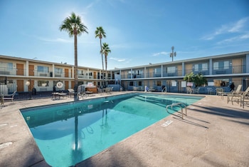 econo lodge phoenix north i 17