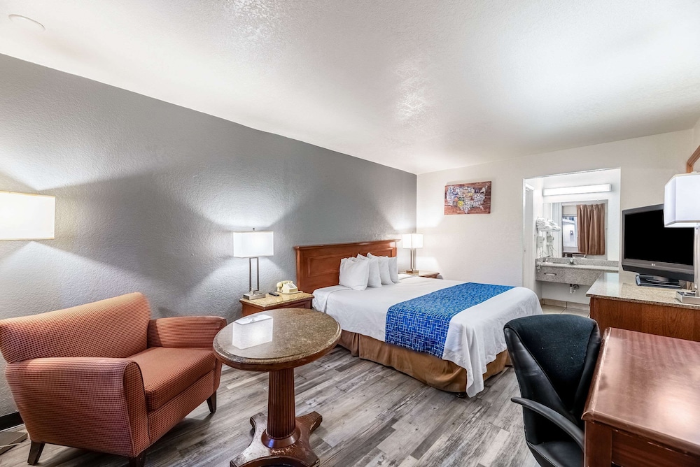 econo lodge phoenix north i 17