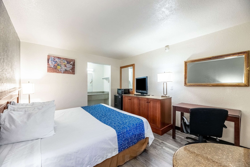 econo lodge phoenix north i 17