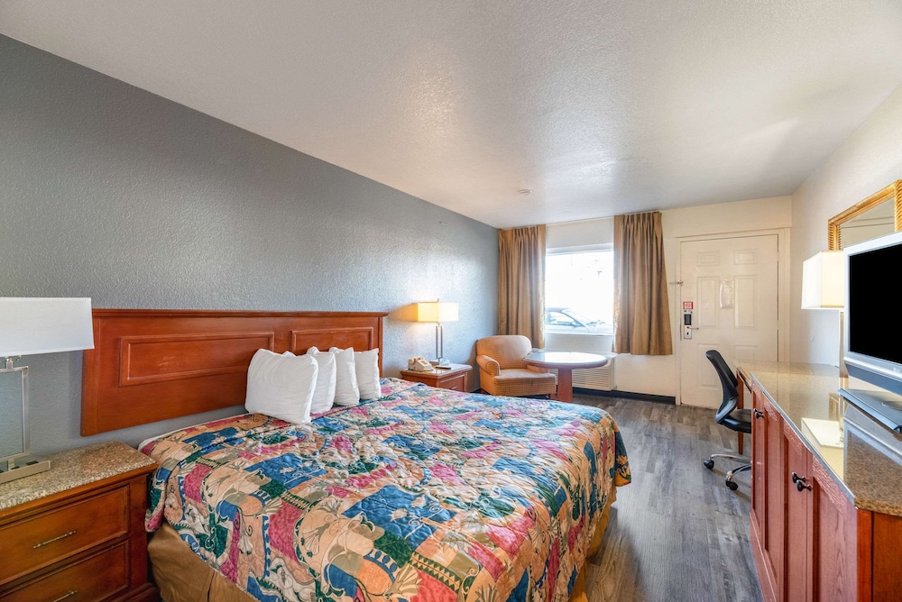 econo lodge phoenix north i 17