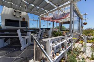 farr out guesthouse