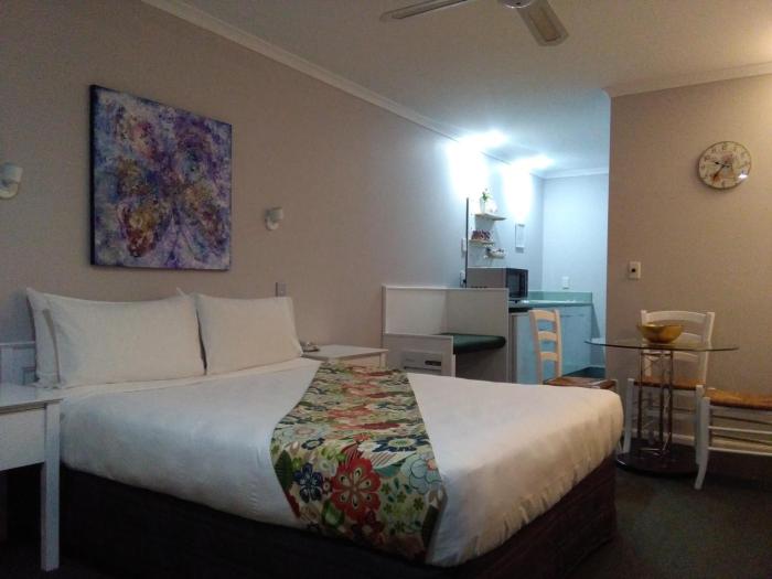 colonial lodge motel