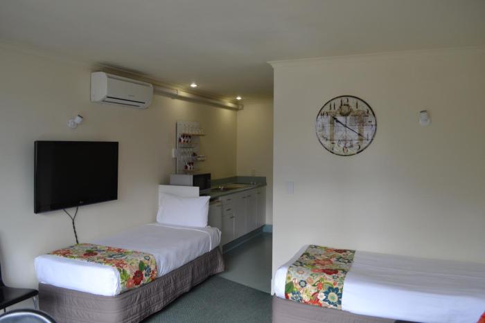 colonial lodge motel