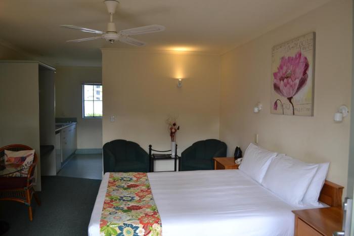 colonial lodge motel