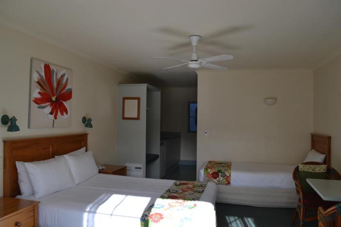 colonial lodge motel
