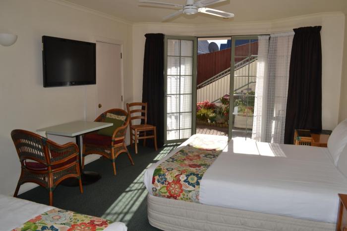 colonial lodge motel