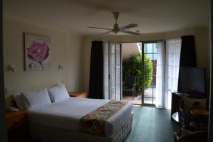 colonial lodge motel