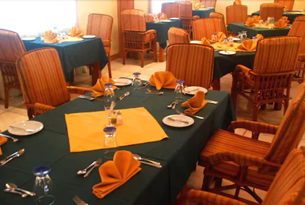 Rovanel's Resort And Conference Centre,Crown Point>>Bon Accord Village,3 star