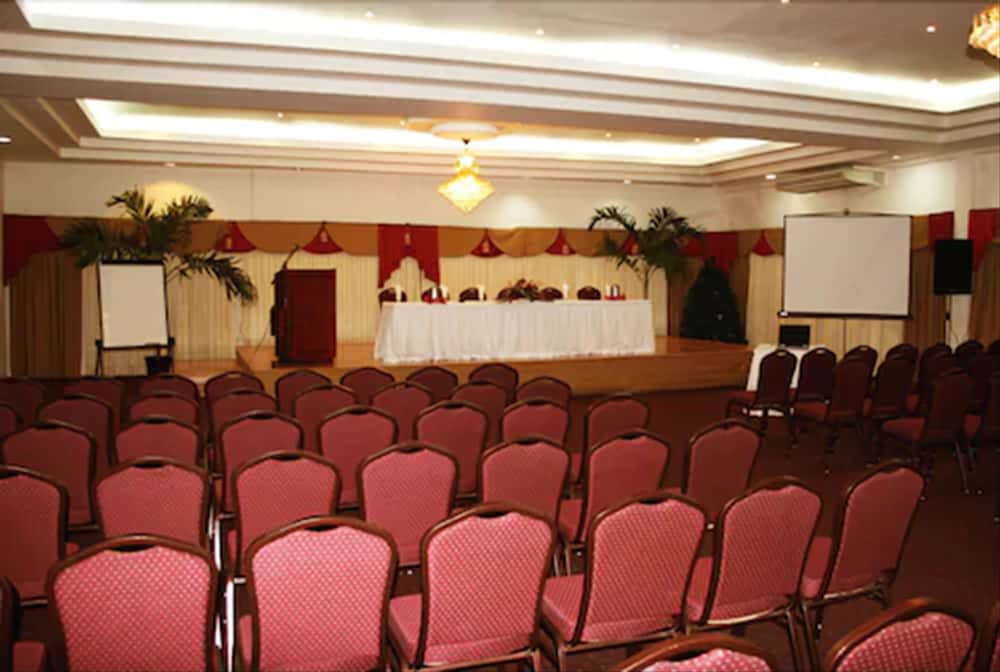 Rovanel's Resort And Conference Centre,Crown Point>>Bon Accord Village,3 star