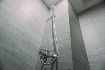 well furnished and comfy studio collins boulevard apartment