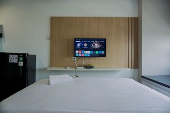 well furnished and comfy studio collins boulevard apartment