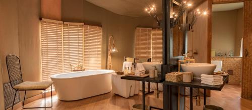 Banjaar Tola, Kanha National Park,,5 star