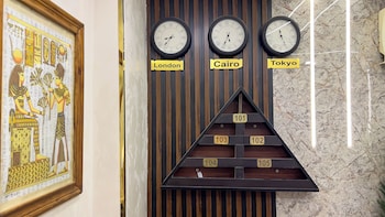 crowne pyramids palace