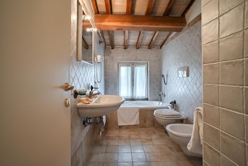 La Padronale Del Rivo,Near Basilica Of Santa Chiara,3 star