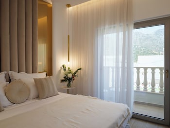 golden luxury suites
