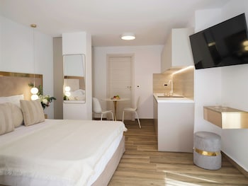 golden luxury suites