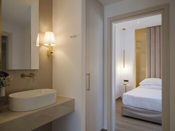 golden luxury suites