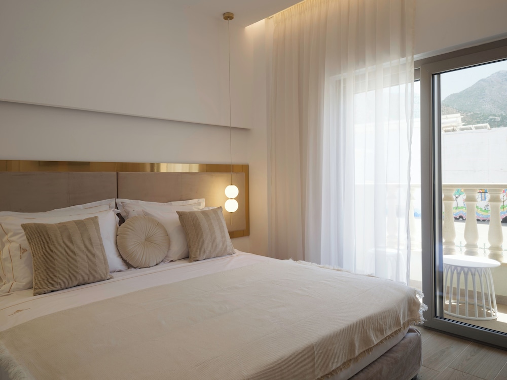 golden luxury suites