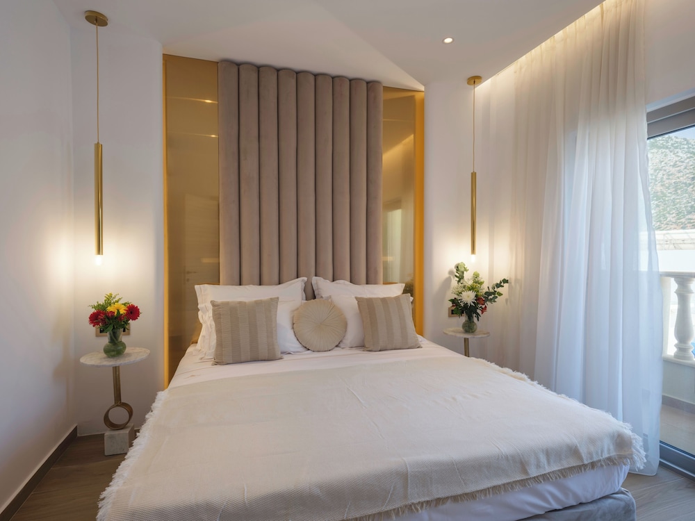 golden luxury suites