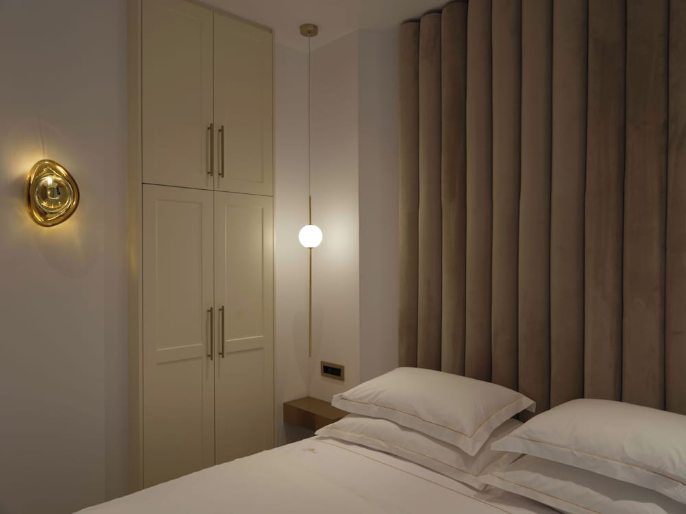 golden luxury suites