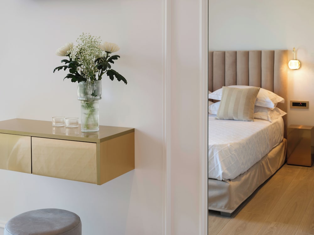 golden luxury suites