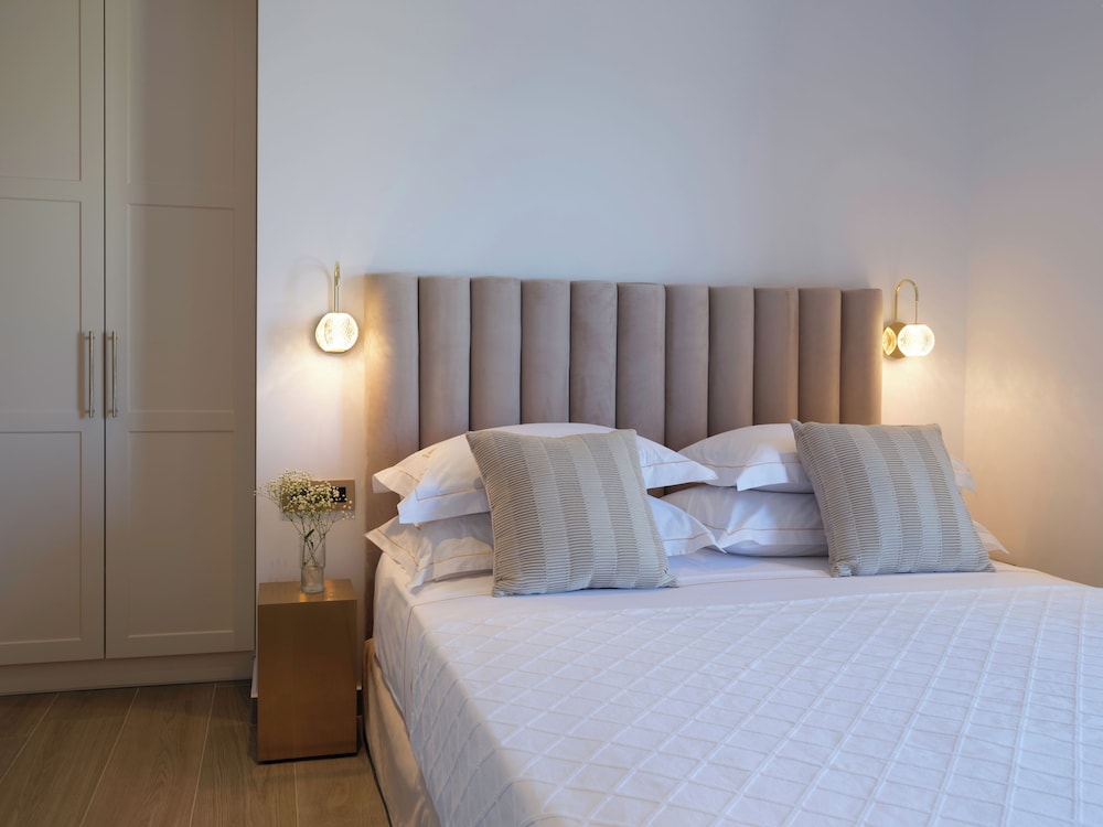 golden luxury suites