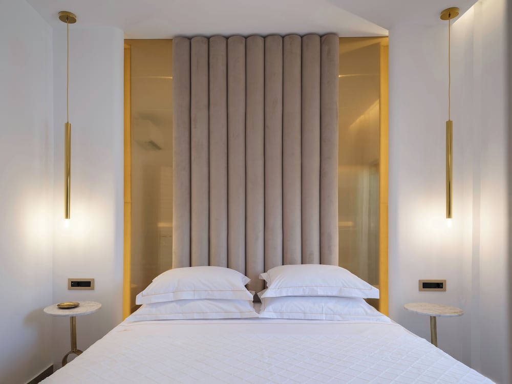 golden luxury suites