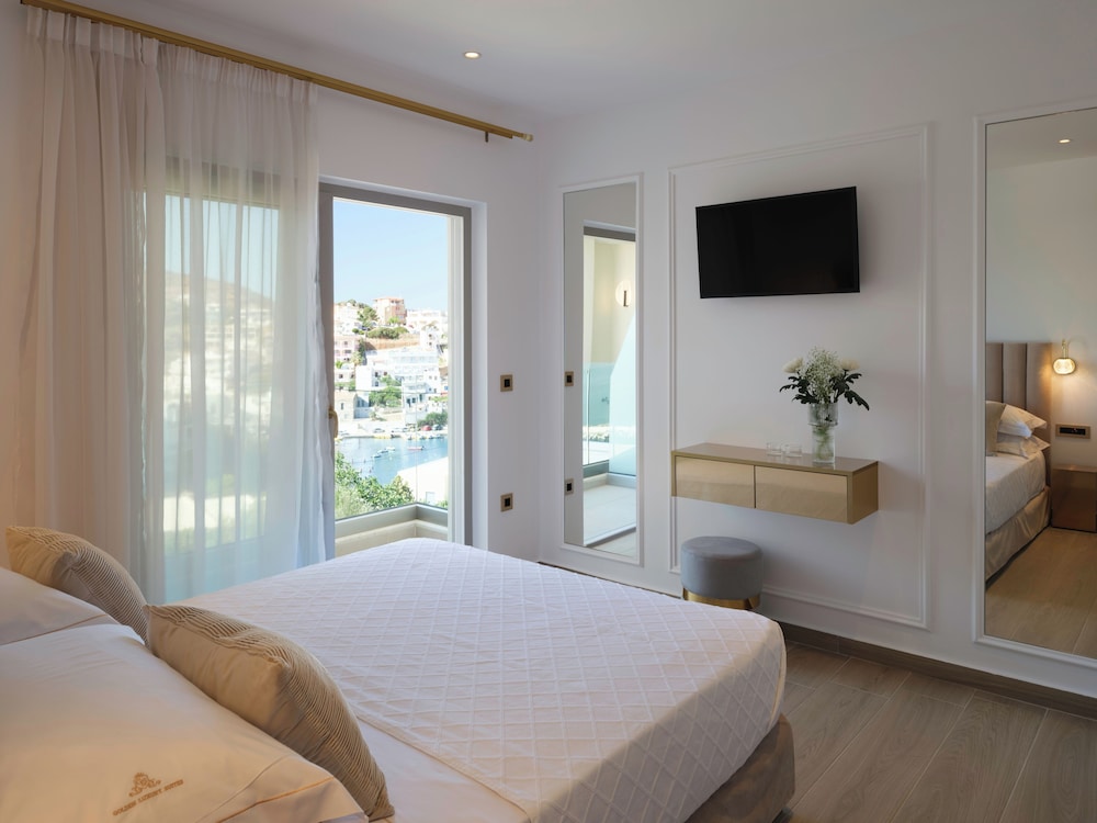 golden luxury suites