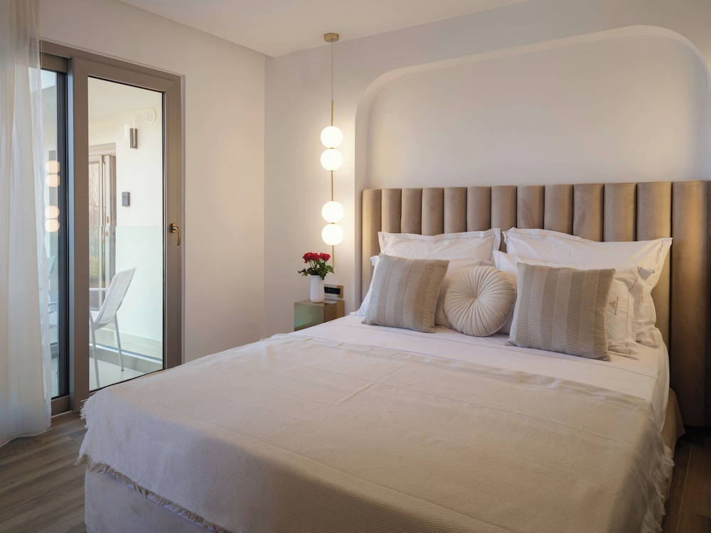 golden luxury suites