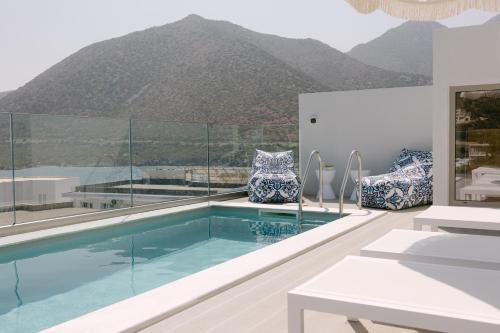 golden luxury suites