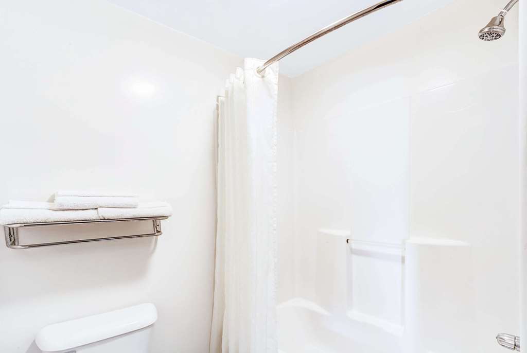 super 8 by wyndham mchenry fox lake area