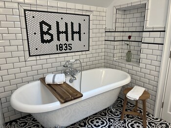 historic boyd harvey house and grounds 2 bedroom home by redawning