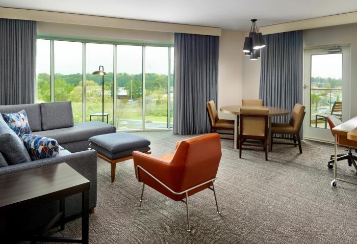 holiday inn and suites atlanta n chamblee dunwoody