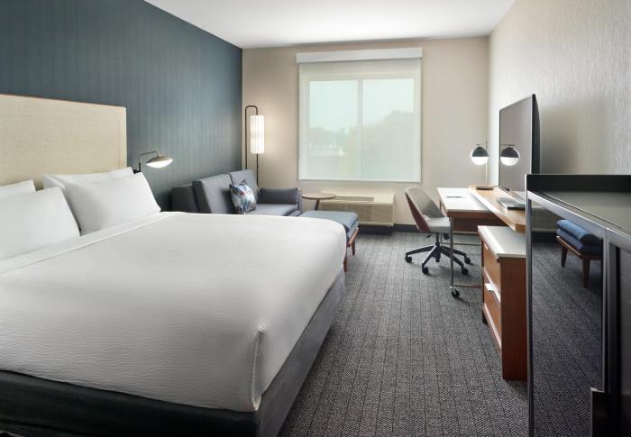 holiday inn and suites atlanta n chamblee dunwoody