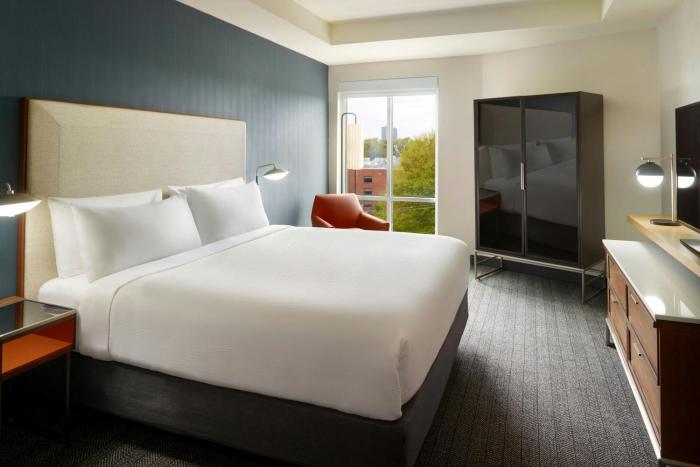 holiday inn and suites atlanta n chamblee dunwoody