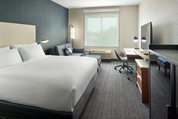 holiday inn and suites atlanta n chamblee dunwoody