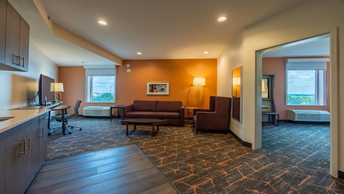 holiday inn and suites atlanta n chamblee dunwoody
