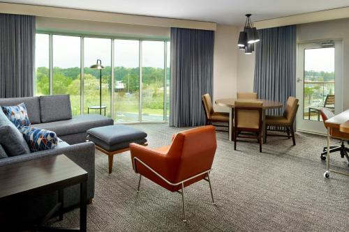 holiday inn and suites atlanta n chamblee dunwoody