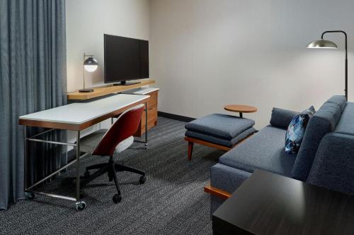 holiday inn and suites atlanta n chamblee dunwoody